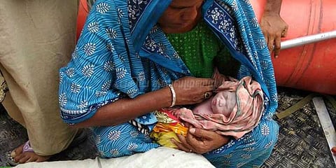 படகிலேயே பிரசவித்த பெண்: வெள்ளத்திலிருந்து மீட்ட தேசிய பேரிடர் மீட்பு படை