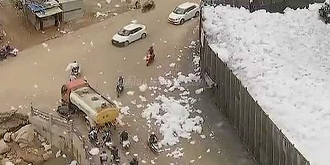 ஏரியிலிருந்து திடீரென வெளியேறிய நச்சு நுரை: வாகன ஓட்டிகள் அவதி