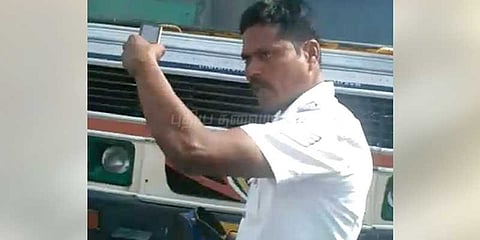 குடிபோதையில் லஞ்சம் கேட்ட போலீஸ்: லாரி ஓட்டுனருடன் முற்றிய வாக்குவாதம்