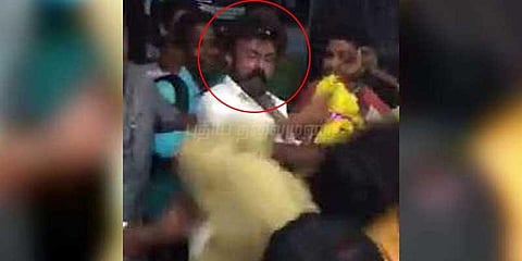 கூட்ட நெரிசலில் ரசிகரை தாக்கிய நடிகர் பாலகிருஷ்ணா!