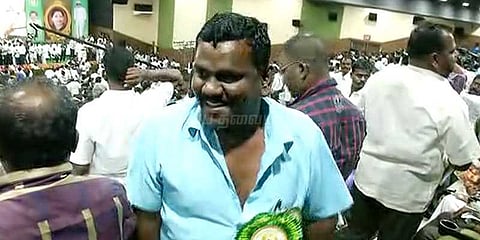 முதலமைச்சர் பங்கேற்ற விழாவில் கிராம உதவியாளர்கள் திடீர் முழக்கம்