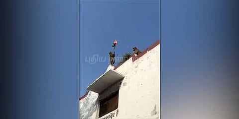 தேசிய கொடி ஏற்றிய குரங்கு: வைரலாகும் வீடியோ