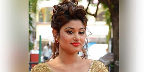 ஷக்தி, ஜூலியை கார்னர் செய்யாதீர்கள்: ரசிகர்களுக்கு ஓவியா ரிக்வெஸ்ட்..!