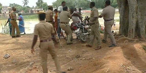 ஏரியில் வண்டல் மண் எடுப்பதில் இரு கிராமங்களிடையே மோதல்: 20 பேர் காயம்