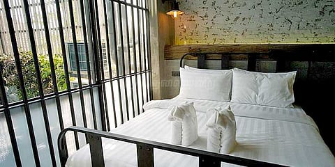 பாங்காக்கில் சிறை போன்று வடிவமைக்கப்பட்ட ஹோட்டல்