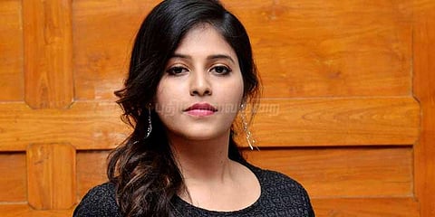 அரசியலில் குதிக்கிறாரா..? ரஜினி பாணியில் அஞ்சலி பதில்