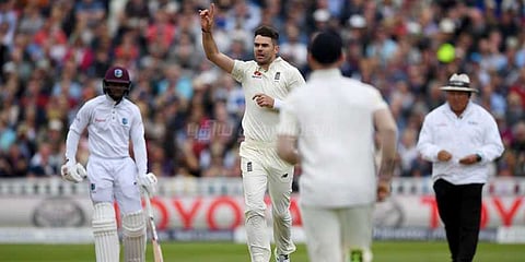 இங்கிலாந்து-வெஸ்ட் இண்டீஸ் டெஸ்ட்: இரட்டை சதமடித்தார் அலெஸ்டைர் குக்