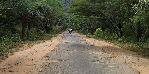 குண்டும் குழியுமான சாலைகள்: சுற்றுலாப் பயணிகளால் புறக்கணிக்கப்படும் தேக்கடி