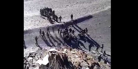 கல்லால் தாக்கிக்கொண்ட இந்திய, சீன வீரர்கள்!