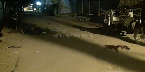 பொதுமக்கள் முன்பு அரிவாளால் வெட்டி இருவர் படுகொலை