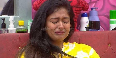 'பிக்பாஸ்' வீட்டில் இருந்து காயத்ரி வெளியேற்றம்?