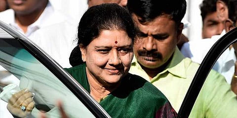 நாளை அதிமுக நிர்வாகிகள் கூட்டம்: சசிகலாவை நீக்க நடவடிக்கை?