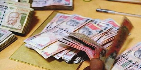 மதுரையில் ரூ.1 கோடி மதிப்புள்ள பழைய நோட்டுகள் பறிமுதல்