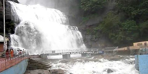 குற்றாலத்தில் திடீர் வெள்ளம்: குளிக்கத் தடை