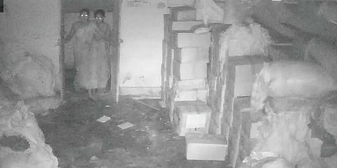 பனியன் கடையில் ஒருலட்சம் பொருட்கள் திருட்டு - சிசிடிவி காட்சிகளை ஆராயும் போலீசார்