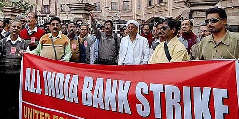 வங்கி ஊழியர்கள் நாளை வேலைநிறுத்தம் - வங்கி பணிகள் முடங்கும் அபாயம்