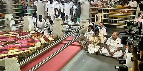 டிடிவி ஆதரவு எம்.எல்.ஏ.க்கள் மெரினாவில் தியானம்