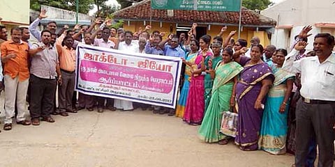 அரசு ஊழியர்கள் வேலைநிறுத்தப்போராட்டம் - பணிகள் முடங்கின