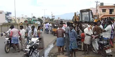 தாய் கண்ணெதிரே மாணவி கடத்தல்