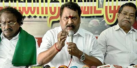 ஓபிஎஸ், ஈபிஎஸ்-ஐ ஏற்றுக் கொள்ளாதவர்கள் அதிமுகவில் இருக்க முடியாது: ஓம்சக்தி சேகர்