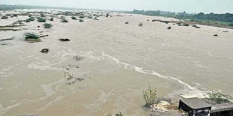 ‘ஆற்றை கடக்க வேண்டாம்’: 5 மாவட்டங்களுக்கு வெள்ள அபாய எச்சரிக்கை