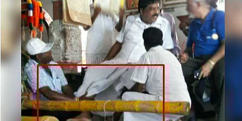 எம்.எல்.ஏ.வுக்கு கால் அமுக்கிவிட்ட தொண்டர்கள்: வாட்ஸ்அப் வைரல்!