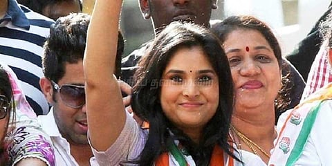 மோடி படத்தை வெளியிட்டால் பரிசு: நடிகை ரம்யா கிண்டல்