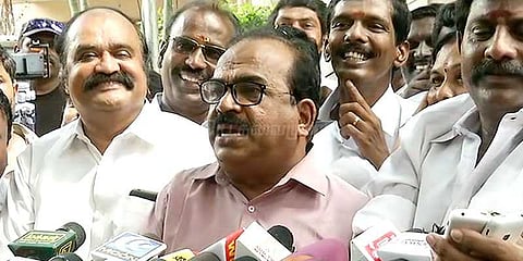 ‘ஆறுக்குட்டி மந்தை தாவும் ஆட்டுக்குட்டி’: நாஞ்சில் சம்பத் தாக்கு!