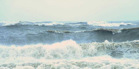 எண்ணூரில் 3-வது நாளாக கடல் சீற்றம்