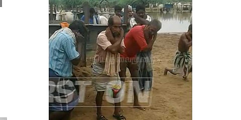 மணல் அள்ள வந்தவர்களை தோப்புக்கரணம் போட வைத்த கிராம மக்கள்