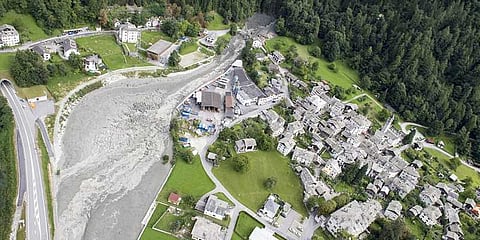 சுவிட்சர்லாந்து எல்லையில் நிலச்சரிவு: 8 பேரை காணவில்லை