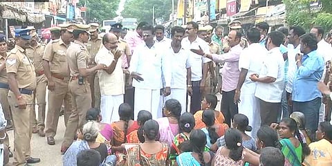 எடப்பாடி பழனிசாமி பேனர் கிழிப்பு: ஓபிஎஸ் ஆதரவாளர்கள் கைது