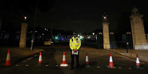 பக்கிங்காம் அரண்மனையில் வாள் தாக்குதல்!