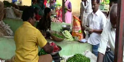 விலைபோகாத உள்ளூர் காய்கறிகள்: விவசாயிகள் வேதனை