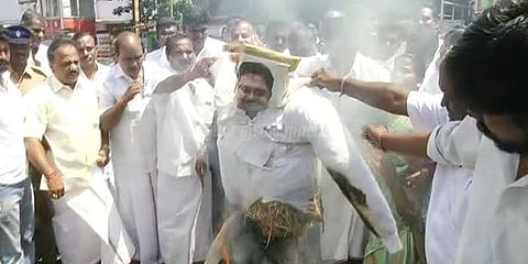 நிர்வாகி நீக்கத்திற்கு எதிர்ப்பு: டிடிவி தினகரன் உருவ பொம்மை எரிப்பு