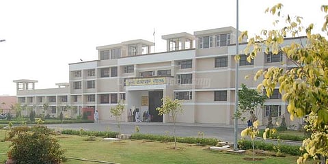 சாமியாருக்கு தண்டனை அறிவிக்க சிறைக்கே நேரடியாக விமானத்தில் வந்திறங்கும் நீதிபதி