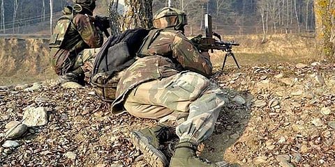 தற்கொலைப்படைத் தாக்குதல்: காஷ்மீரில் பாதுகாப்புப் படையினர் 8 பேர் உயிரிழப்பு