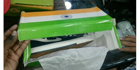 காலணி அட்டைப் பெட்டியில் தேசியக் கொடி படம்