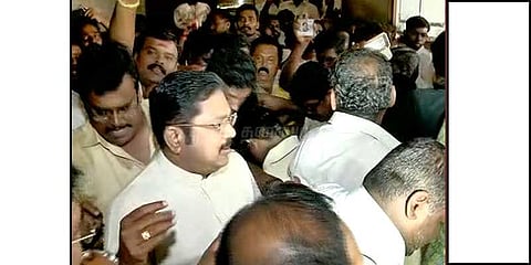 பொதுக்குழுவில் ஆதரவு திரட்டும் டிடிவி தினகரன் அணி