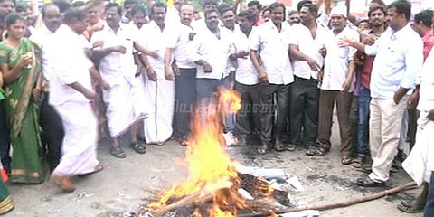 டிடிவி தினகரன் உருவபொம்மை எரிப்பு: எடப்பாடி ஆதரவாளர்கள் போராட்டம்