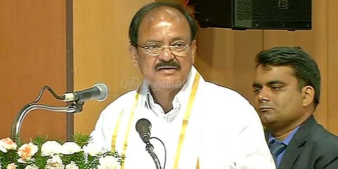 விவசாயிகளின் நலன்கள் மீது அரசு கவனம் செலுத்த வேண்டும்: வெங்கையா நாயுடு