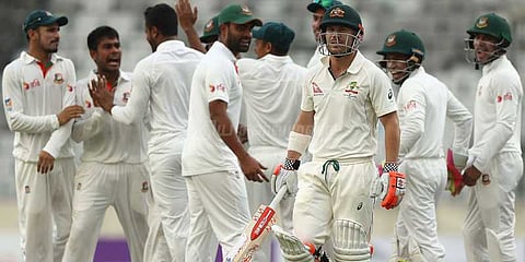 பங்களாதேஷுக்கு எதிரான முதல் டெஸ்ட்டில் திணரும் ஆஸி அணி