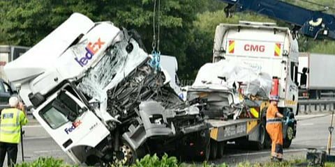 லண்டனில் லாரியும், சிற்றுந்தும் மோதி விபத்து; 8 பேர் உயிரிழப்பு