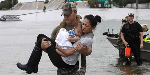 புரட்டிப் போட்ட ஹார்வே புயல்: வெள்ளத்தில் மிதக்கும் ஹூஸ்டன்