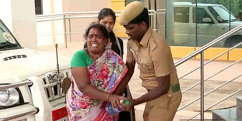 கலெக்டர் ஆபீஸில் பெண் தற்கொலை முயற்சி