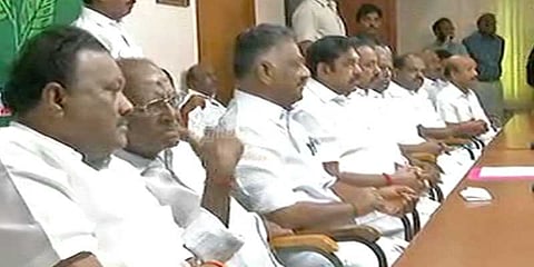 இரட்டை இலை சின்னத்தை மீட்க அதிமுக அமைச்சர்கள் டெல்லி பயணம்