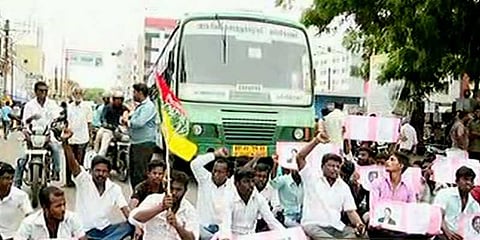 ஆட்சியை கலைக்க வேண்டும்... ஆளுநரை நியமிக்க வேண்டும்: திருச்சியில் போராட்டம்