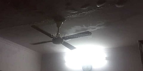 மழை நீர் ஒழுகும் அரசு பங்களா; உ.பி. அமைச்சர் வெளியிட்ட வீடியோ