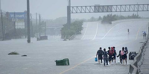 அமெரிக்காவில், வெள்ளத்தில் சிக்கி 200 இந்திய மாணவர்கள் தவிப்பு!