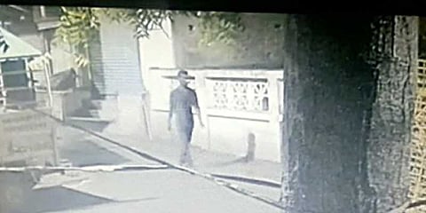 பெண்ணை தாக்கி, நகை பறிப்பு - சிசிடிவி காட்சிகள்